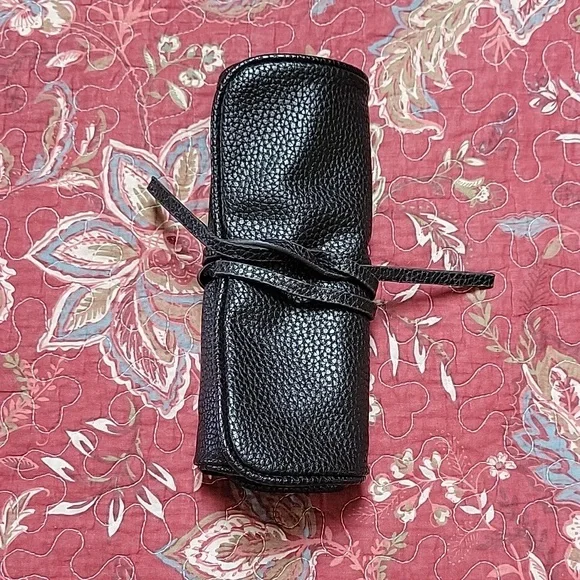 EUC- Vegan Leather Roll Up Travel Jewelry Case - Picture 4 of 6